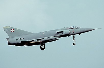 Un Mirage IIIS atterissant à RAF Waddington en juin 1993 après une mission dans la zone ACMI (Air Combat Manoeuvering Instrumentation (en)) en mer du Nord.
