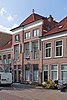 Pand met beneden- en bovenwoning, in de tweede helft van de 19e eeuw gebouwd, in een traditioneel-classicistische stijl.