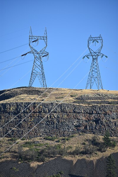 File:Delta dead-end pylons US 2017.jpg