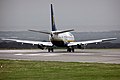 L'angolo formato dalle ali e dai piani di coda di un aereo, visibili su un Boeing 737 della Ryanair, sono chiamati angolo diedro.
