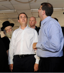Jechi'el Lasri (vlevo) s americkým velvyslancem v Izraeli Danem Shapirem.