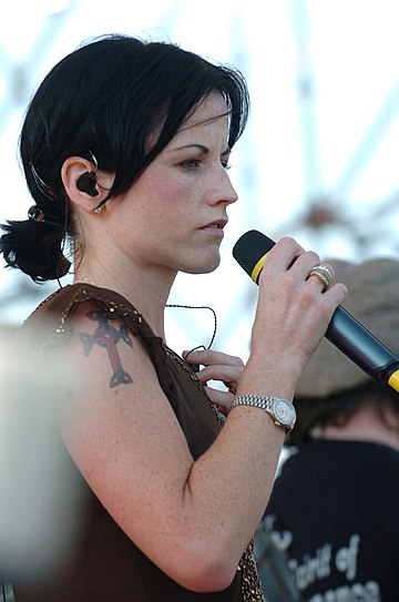 File:Dolores O'Riordan, Festivalbar, Milan, Italy, May 29, 2004.jpg