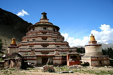 Художественная культура буддизма. Ступа Кумбум Тибет. Чортен Тибет. Потала буддизм Непал. Тибетский монастырь Сакья.