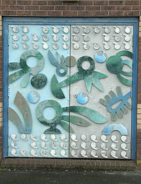 File:Door Sculpture 1, Kings Road, Swansea.JPG