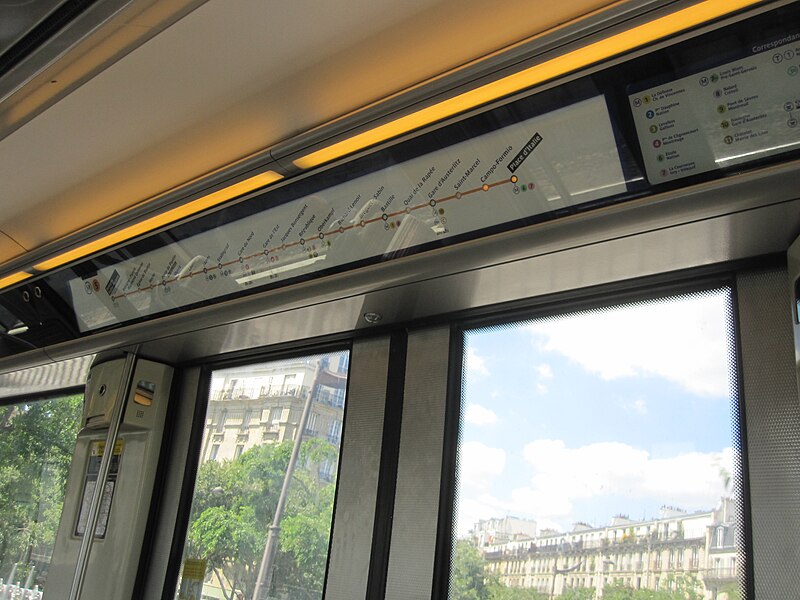 File:Doors of a Paris Métro Line 5 Train.jpg