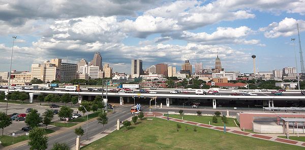 I-35 as an elevated freeway as it runs concurrently with I-10 on the western end of Downtown San Antonio