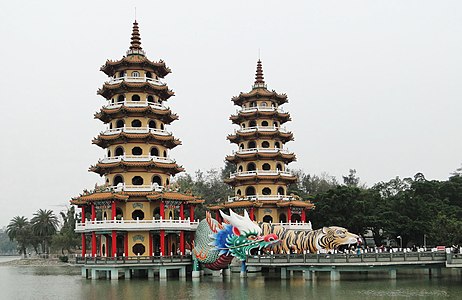 Les pagodes du Dragon et du Tigre sur le Lac du Lotus.