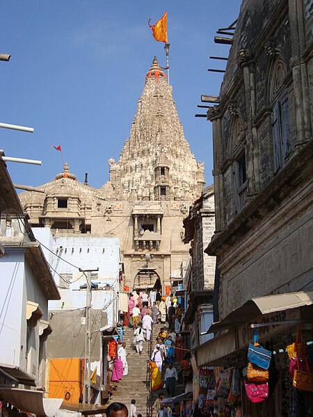 File:Dwarakadheesh temple, Dwaraka.jpg