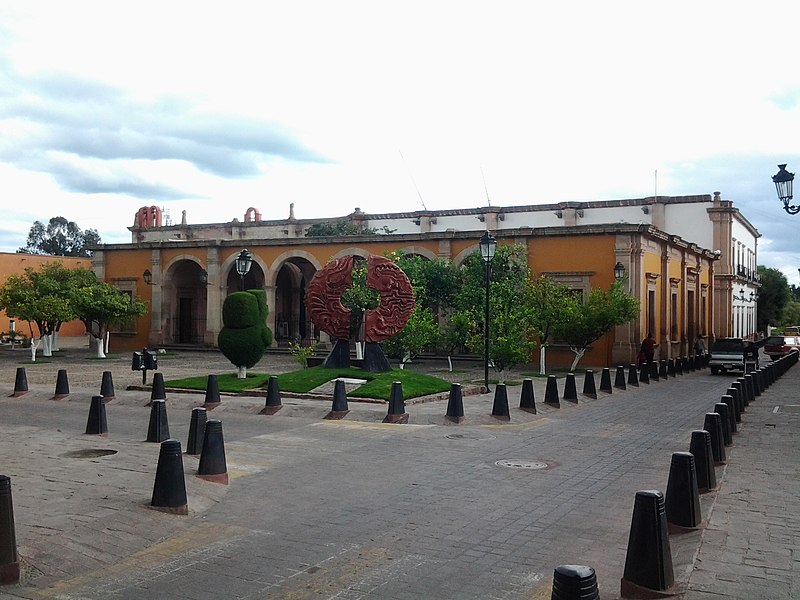 File:ESCUELA DE ARTES Y OFICIOS "MIGUEL LEANDRO GUERRA" LAGOS DE MORENO, JALISCO. MEXICO. Edificio neoclasico remodelado en el siglo XIX para escuela de niños. del Liceo Padre Guerra y restaurado para.jpg