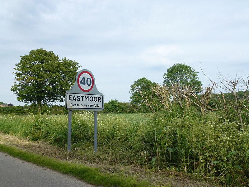 File:Entering Eastmoor near Chapel Barn - geograph.org.uk - 3996407.jpg