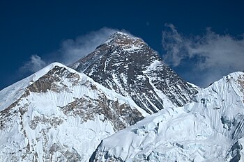 A Mount Everest, a világ legmagasabb hegyének látképe a Pumori déli gerincéről (Nepál, Himalája). A Mount Everest első dokumentált megmászását 1953. május 29-én Tendzing Norgaj és Edmund Hillary hajtotta végre
