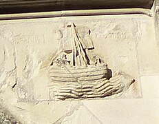 Bas-relief représentant un navire, lequel apparaît gravé sur le portail de l'église.