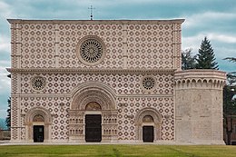 Facaden af ​​basilikaen Santa Maria di Collemaggio.jpg