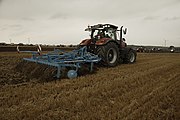 Deutsch: Feldtag der Firma Müller (Holzkirchen) im August 2016 nahe Werneck in Unterfranken. Vorführung von Bodebearbeitungs-, Aussaat und Pflanzenschutztechnik der Firma Lemken an Schleppern der Marken CaseIH und Steyr