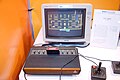 System Atari 2600 z dwoma dżojstikami, kartridżem z grą Jr.Pac Man, podłączony do telewizora Sony
