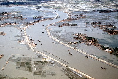 Inondazione conseguente al passaggio di un ciclone tropicale (Bangladesh, 1991).