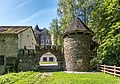 English: Spillway tower at the castle pond and pointed arch portal with merlons Deutsch: Wasserablauf-Schleusenturm am Schlossteich und zinnenbewehrter Torbogen