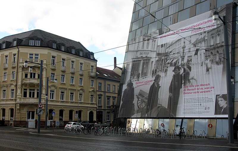 File:Freiburger Universitätsbibliothek mit Banner des Vereins „Wahlkreis 100%“ zum Projekt Sichtbar 6.jpg