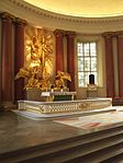 Altaruppsatsen pryds av änglar skulpterade 1752 av Jacques Adrien Masreliez.