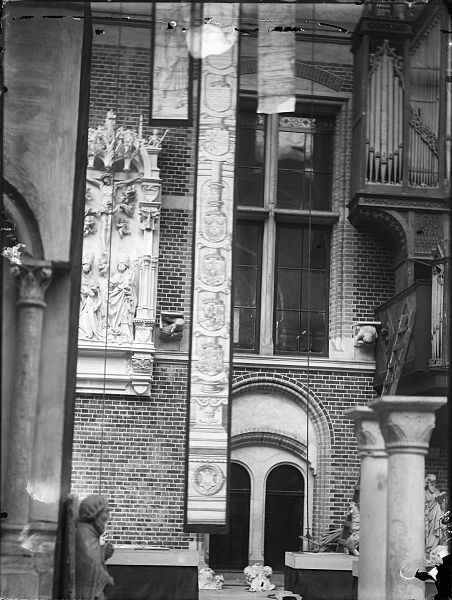 File:Gartons van het vernielde grote raam in het Rijksmuseum - Haarlem - 20098663 - RCE.jpg