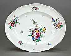 Fuente con decoración de ramilletes de flores. Porcelana de Ginori en Doccia, tercer cuarto del siglo XVIII.