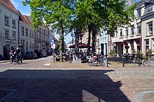 Grave Markt met natuurstenen pomp uit 1798. Noord-Brabant.jpg