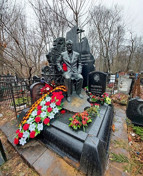 File:Grave of Vyacheslav Ivankov.jpg