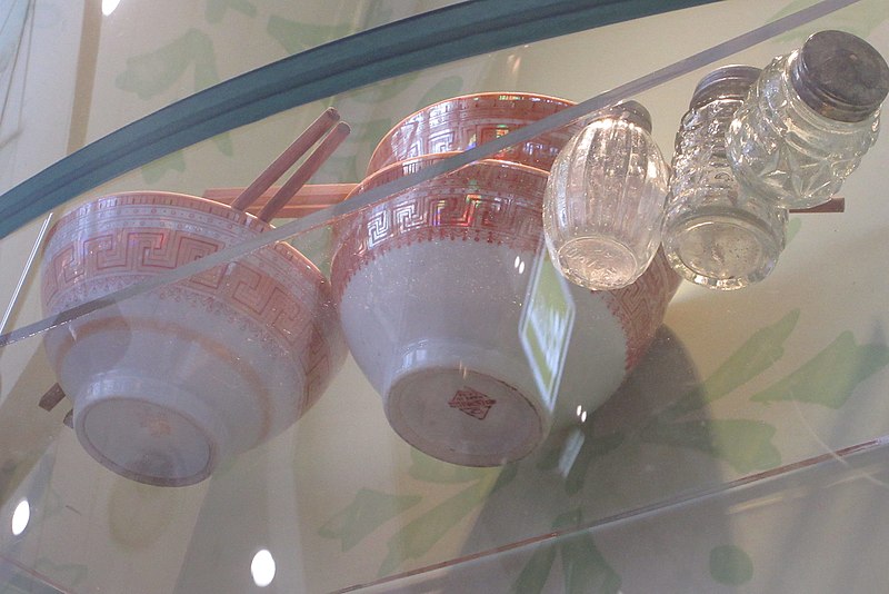 File:HK 旺角 Mongkok 始創中心 Pioneer Centre exhibition Oct 2017 IX1 tableware Bowls pepper bottles.jpg