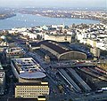 Deutsch: Hamburg Hauptbahnhof, im Hintergrund die Außenalster English: Central station Hamburg, Außenalster visible in background