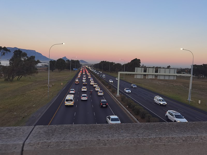 File:Heavy traffic in N1 to Cape Town Monday morning.jpg