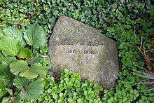 Helmut de Boor - Friedhof Nikolassee - Mutter Erde fec.JPG