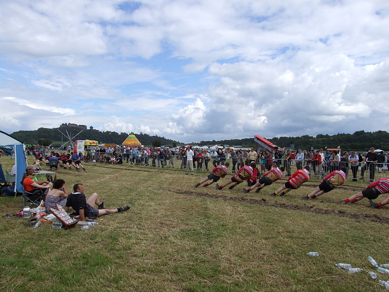 File:Highland games tug of war 1.JPG