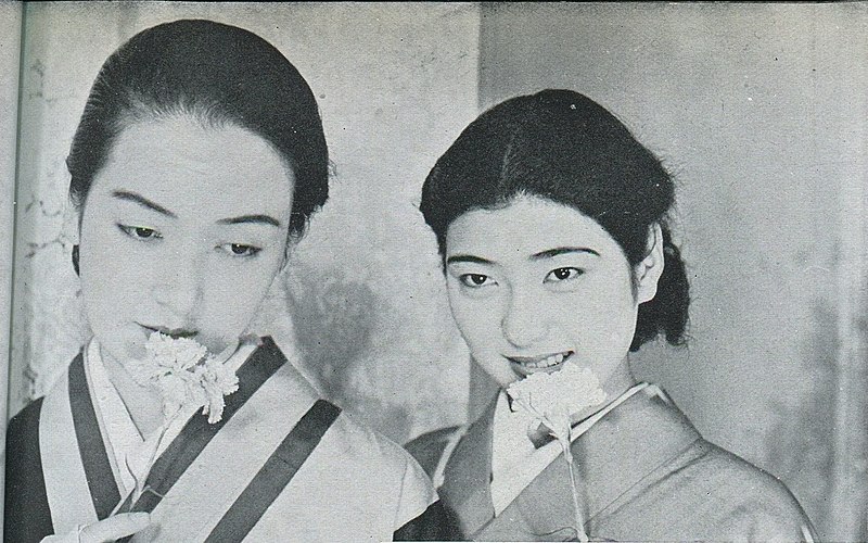 File:Hiroko Kawasaki and Sanae Takasugi in Haru yo kokoro araba, 1935.jpg