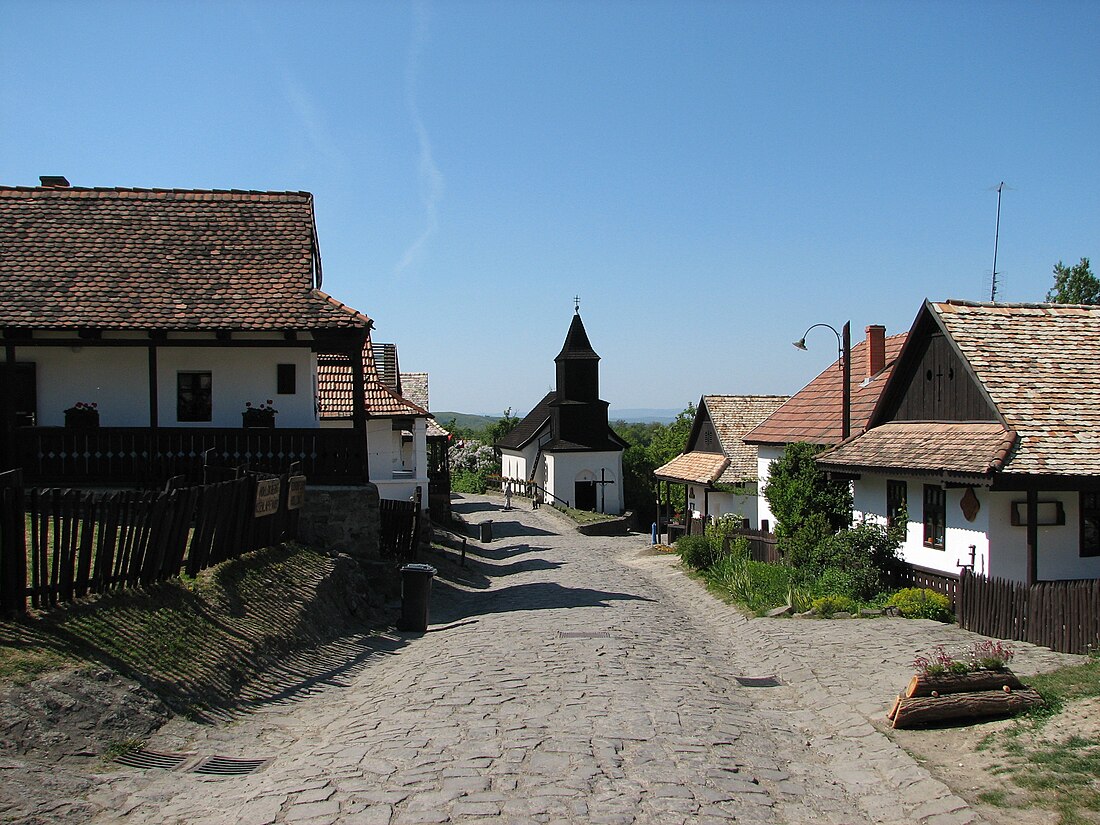 File:Hollókő Ófalu Fő utca (részlet) 002.jpg