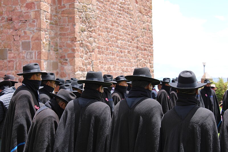 File:Hombres autoridades en el Roscasiri 2024, Pomata.jpg