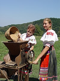 Z ruku śěrjecy majsowy młyn pśi folklornem festiwalu w Słowakskej.