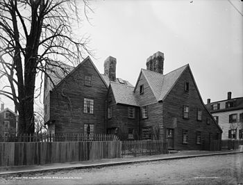 Das Haus mit den sieben Giebeln in Salem, Massachusetts, das 1668 erbaut wurde und das von Hawthornes Cousine Susannah Ingersoll bewohnt wurde. Seine Geschichte inspirierte Nathaniel Hawthorne zu seinem Roman