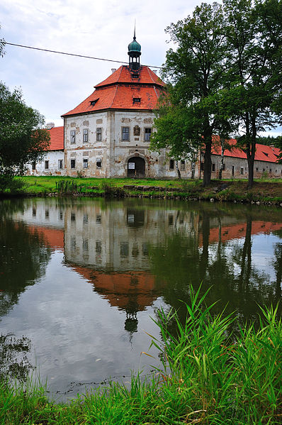 File:Hubenov (zámek).jpg