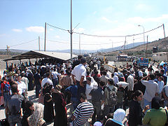 Het Huwwara-checkpoint met Palestijnen die naar het zuiden willen reizen (2006)