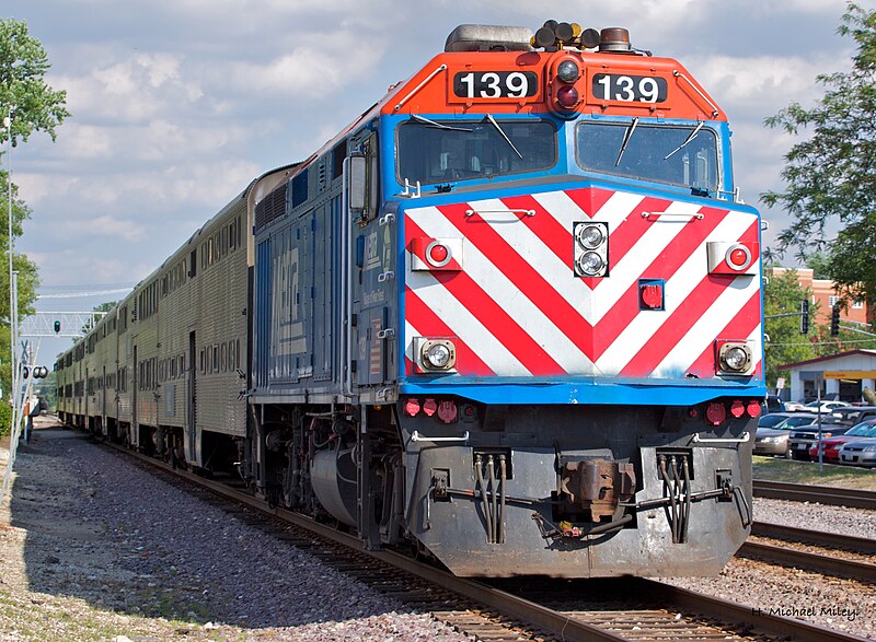 File:Inbound Metra 139.jpg