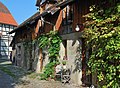 Deutsch: Ein schön gestalteter alter Innenhof im Zentrum von Gebersheim. English: An inner courtyard in the center of Gebersheim in the German Federal State Baden-Württemberg.