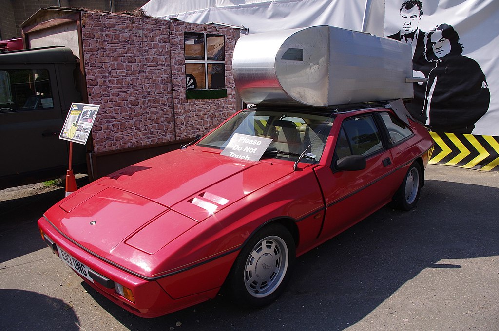 faktor selvfølgelig mytologi File:James May's Top Gear Lotus Excel Motorhome 001.jpg - Wikimedia Commons