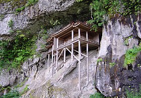 El Sanbutsu-ji incrustado en la cara del Monte Mitoku.