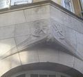 Eulenskulptur und zwei Reliefmedaillons mit Szenen aus dem Leben von Till Eulenspiegel. Bildhauerschmuck von de:Josef Zeitler an einer Ecke des Hauses Geißstraße 3 in Stuttgart, 1906–1909.