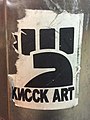 「KИOCK ART」（KNOCK ART）と書かれているステッカー。「N」が「И」のようにされている。