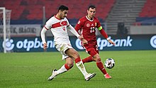 Kabak (Links) in der UEFA Nations League 2020/21, im Duell gegen Nemanja Nikolics um den Fußball.