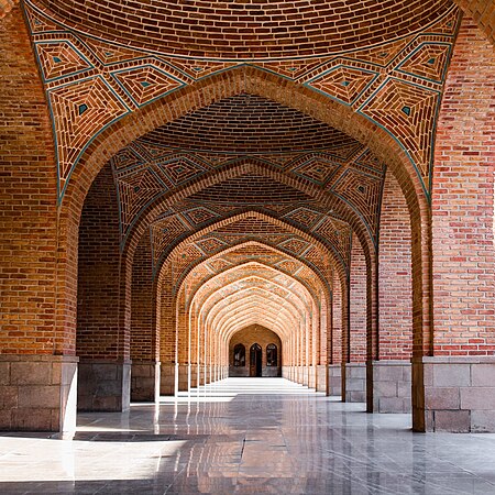 藍色清真寺（英語：Blue Mosque, Tabriz）是伊朗大不里士一座具歷史的清真寺。該清真寺於1465年，在黑羊王朝的統治者賈汗沙（英語：Jahan Shah）之命令下興建。