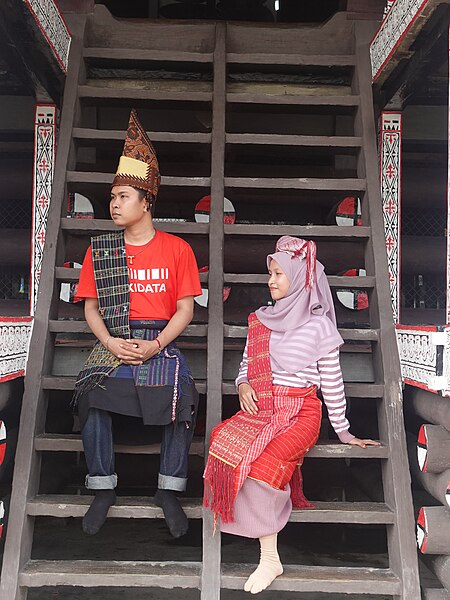 File:Kain Ulos Batak & Museum Simalungun.jpg