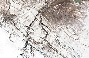 Kışın Karatau Sıradağları'nın kuzey yamaçları, Şabaktı (sol) ve Kırşabaktı (sağ) nehirlerinin geçitleri ve birleşmeleri (üst-orta). — Kaynak, — Ağız, Kazakistan