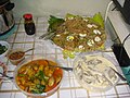 カレカレ（フィリピン料理）。タンとホワイトソース、パンシットカントン。